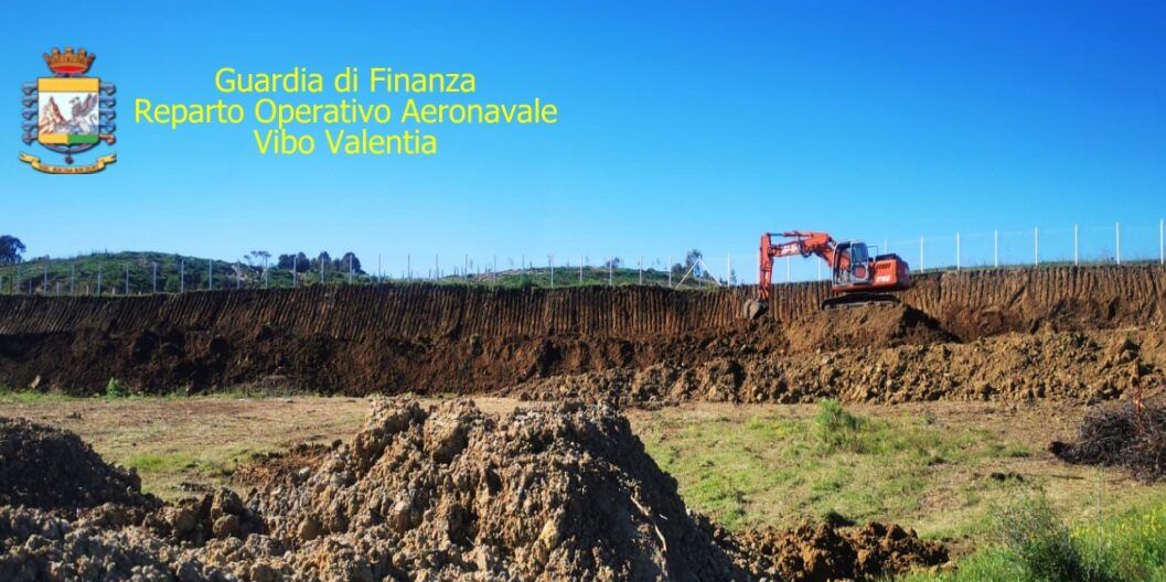 Escavazione lungo una collina per realizzare opere abusive, sequestri e arresti nel Crotonese – FOTO