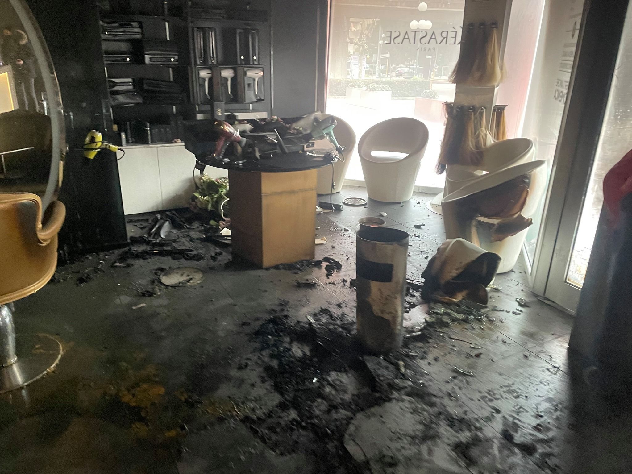 Incendio in un negozio a Rende, «siamo stati colpiti da una vigliaccata» – FOTO