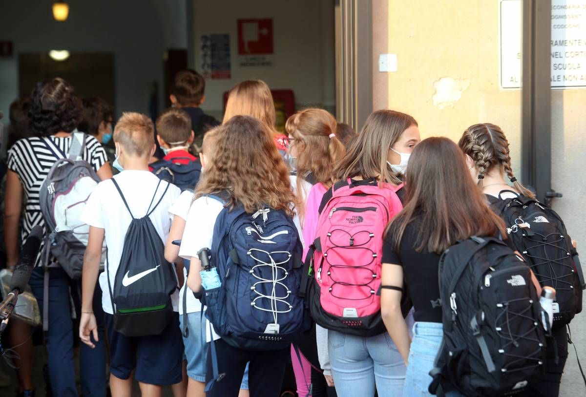 Primo giorno di scuola in Calabria, senza distanziamento e mascherine