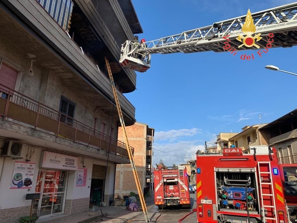In fiamme un appartamento a Rosarno, un ferito è finito in ospedale – FOTO