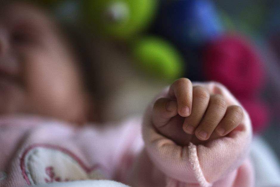 Abbandonano la bimba di un anno, denunciati