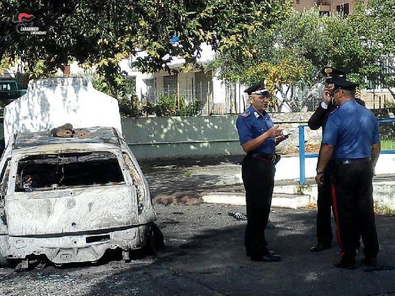 Auto dei vigili in fiamme a Satriano, deferita una 49enne