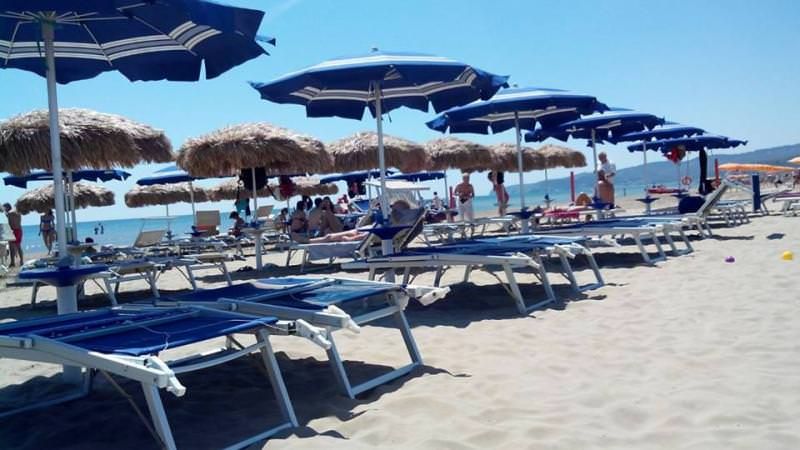 Bonus vacanze. Ascoa e cinquanta lidi della Locride: «Sia esteso all'affitto degli ombrelloni»