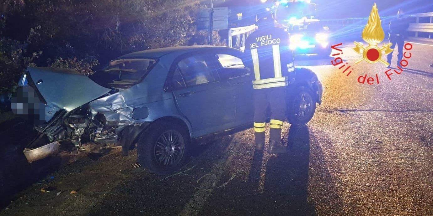 Scontro frontale nel Crotonese, gravi due persone