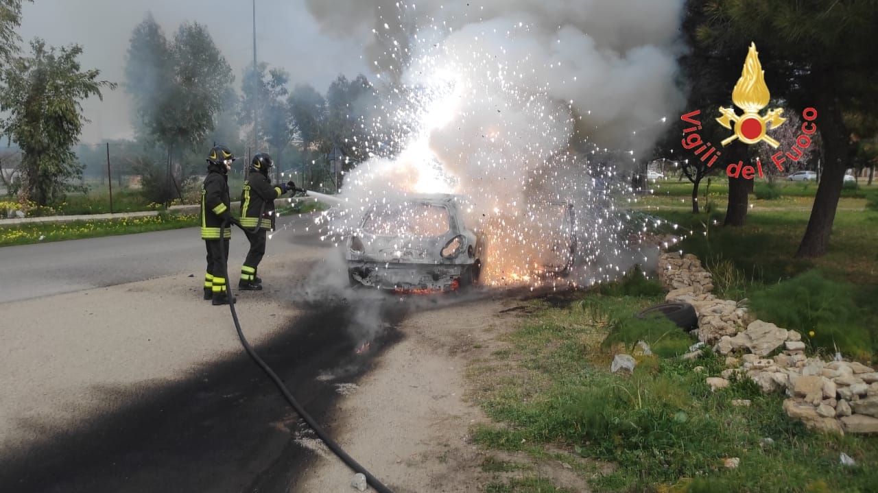 In fiamme auto ad Isola, incolume una coppia di anziani – FOTO