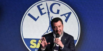 A Pontida le magliette pro e contro Salvini: «sempre con lui», «si dimetta subito»