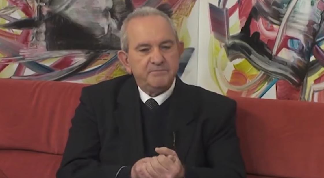 Da «il Covid non esiste» a «prenditi un Aulin». Le teorie del ginecologo no-vax finito ai domiciliari