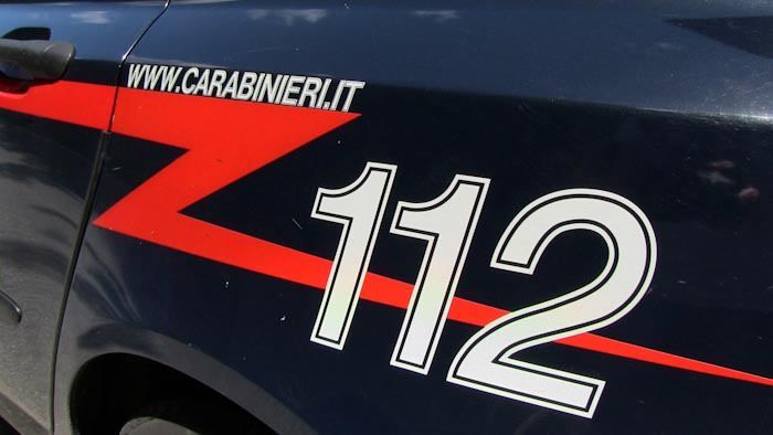 Acri, insulta e picchia genitori della titolare di bar: arrestato