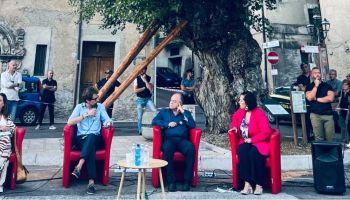 Casali del Manco, piazza gremita per la “Notte della Legalità” con il procuratore Gratteri