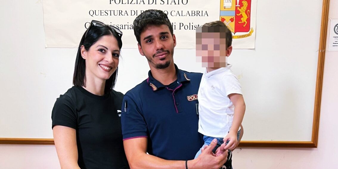Bimbo di 2 anni rimane chiuso in casa a Polistena, salvato da un poliziotto