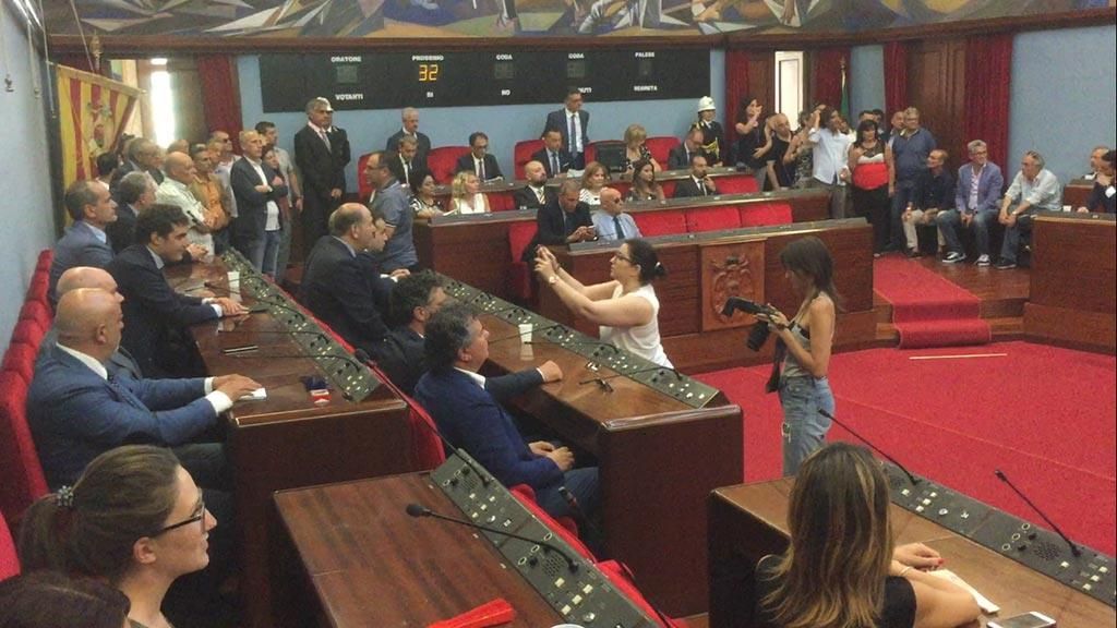 Scontri e accuse, il quarto mandato di Abramo inizia col botto