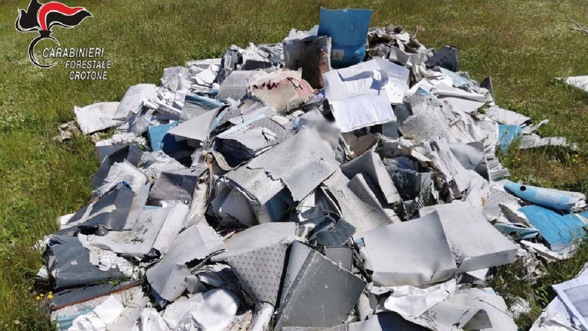 Faldoni abbandonati su un terreno, denunciato imprenditore di Crotone