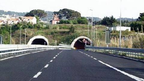 Nuovo crollo sulla 106, la denuncia del Codacons: «Usato cemento depotenziato»