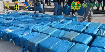 Rotta della cocaina nell’Atlantico, colpo ai narcos: 54 arresti e 11 tonnellate sequestrate – FOTO E VIDEO