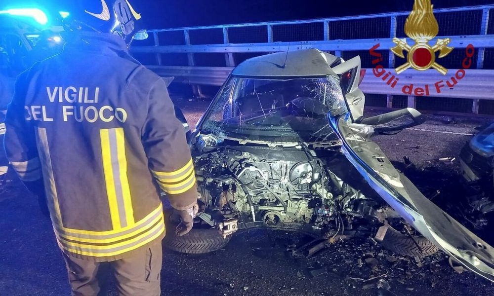 Scontro tra due auto nel Cosentino, una vittima e un ferito – FOTO