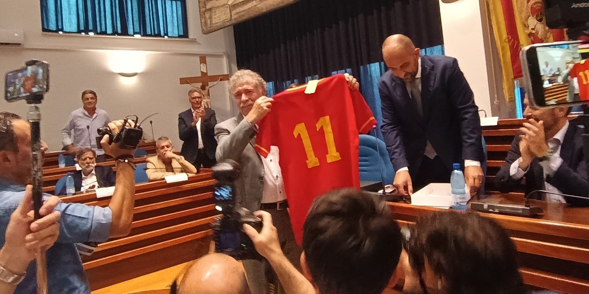 Il grande abbraccio giallorosso a Massimo Palanca, da oggi cittadino di Catanzaro per sempre – FOTO