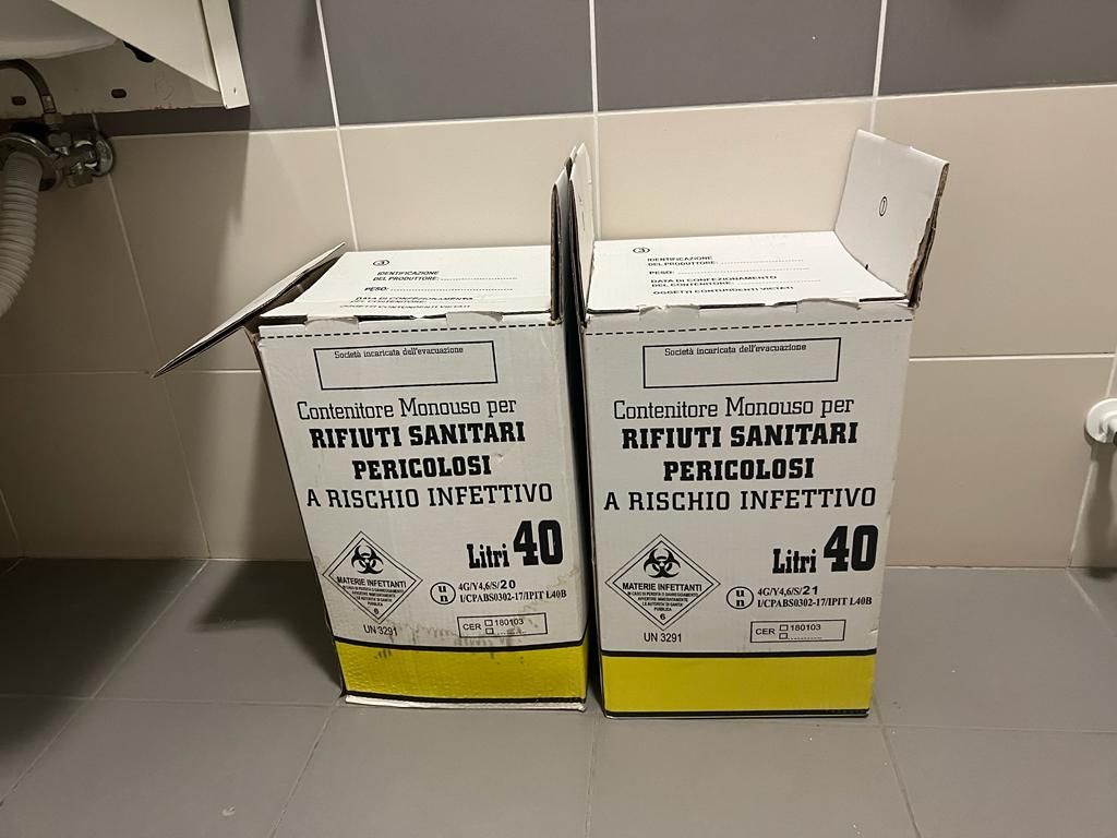 Bombola d’ossigeno scaduta, rifiuti speciali nel bagno dei disabili: le condizioni dell’ambulatorio della Cittadella – FOTO