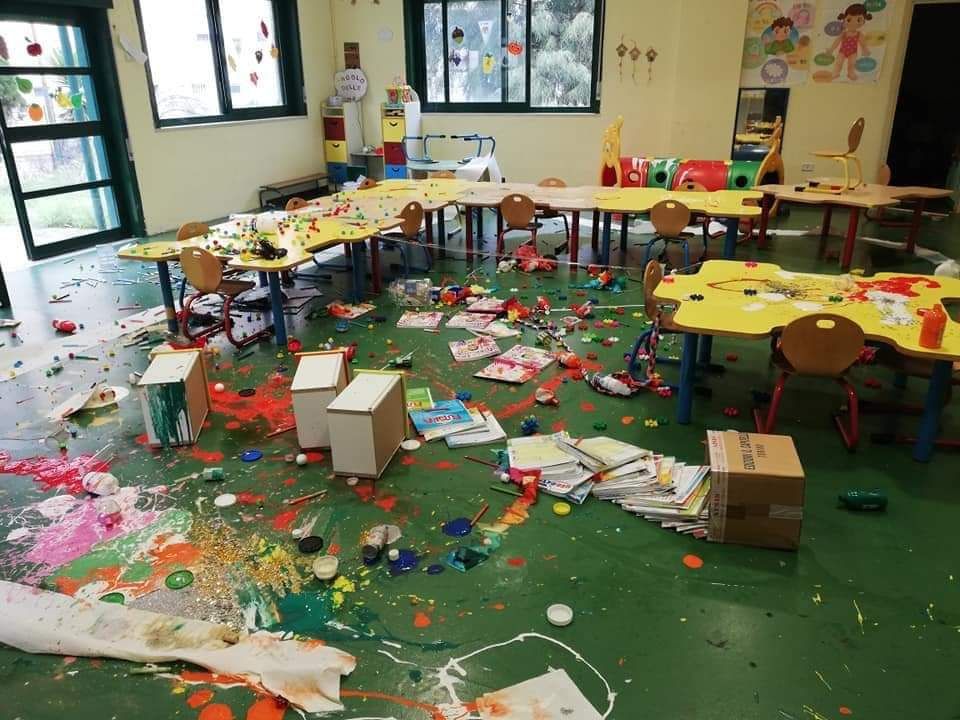 Scuola dell'infanzia vandalizzata a Reggio. «Un colpo alla coscienza di ognuno di noi»