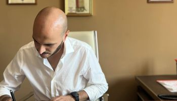 Jonadi, il borgo calabrese che non si spopola e non invecchia. «Dal taxi sociale all’Erasmus, così le famiglie scelgono di restare»