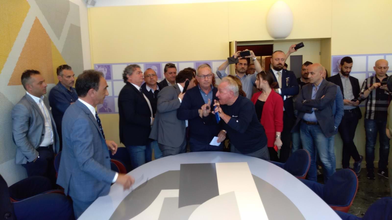 Catanzaro, blitz dei commercianti in consiglio comunale – VIDEO