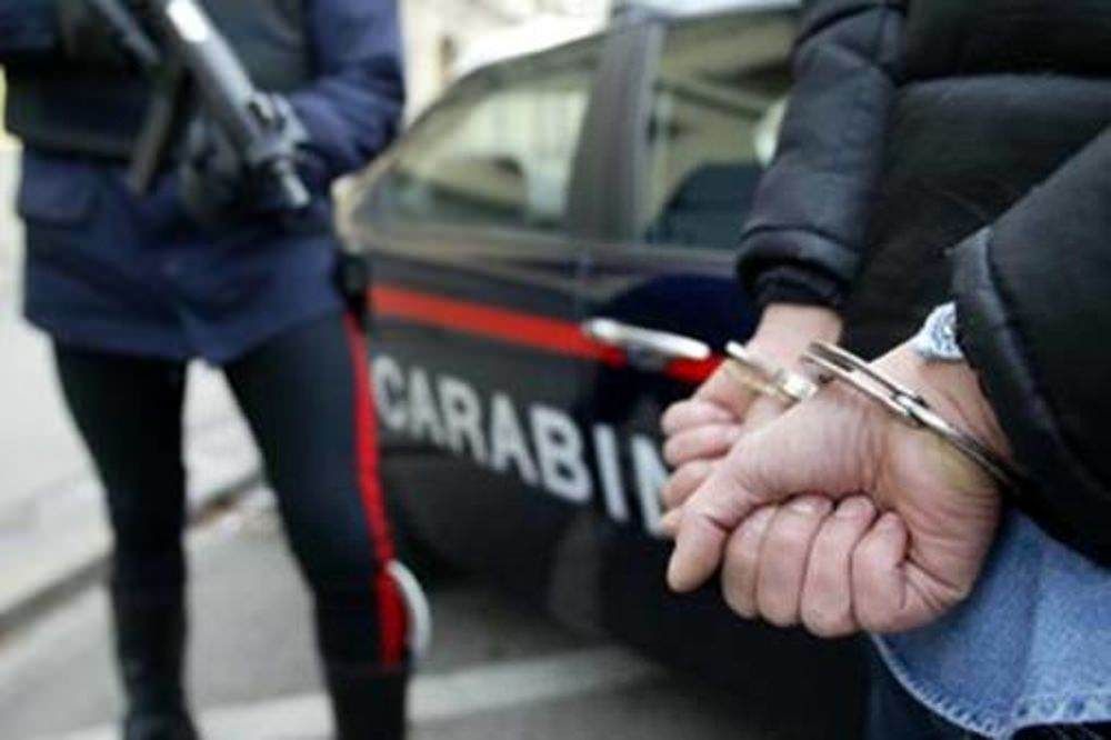 Kalashnikov e cocaina in casa, arrestato 31enne