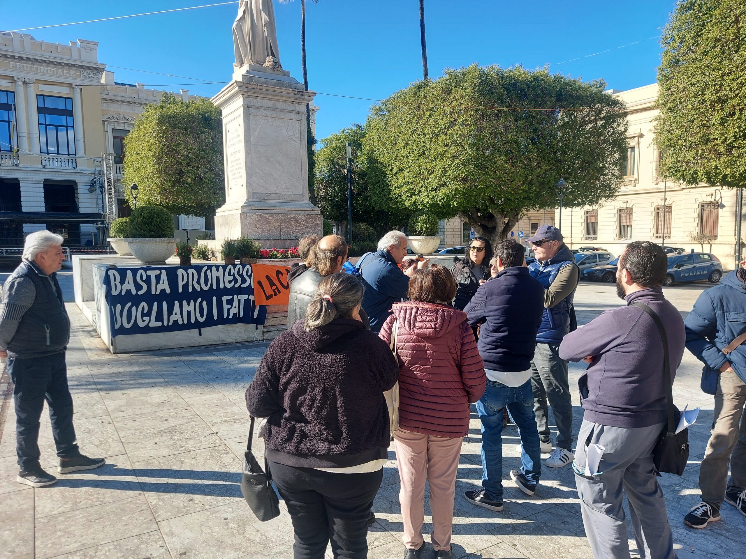 «Famiglie in una situazione gravissima». A Reggio continua la protesta per i ritardi nell’assegnazione degli alloggi – VIDEO