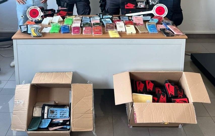 Maxi-sequestro a Crotone, trovati oltre 50mila prodotti non sicuri