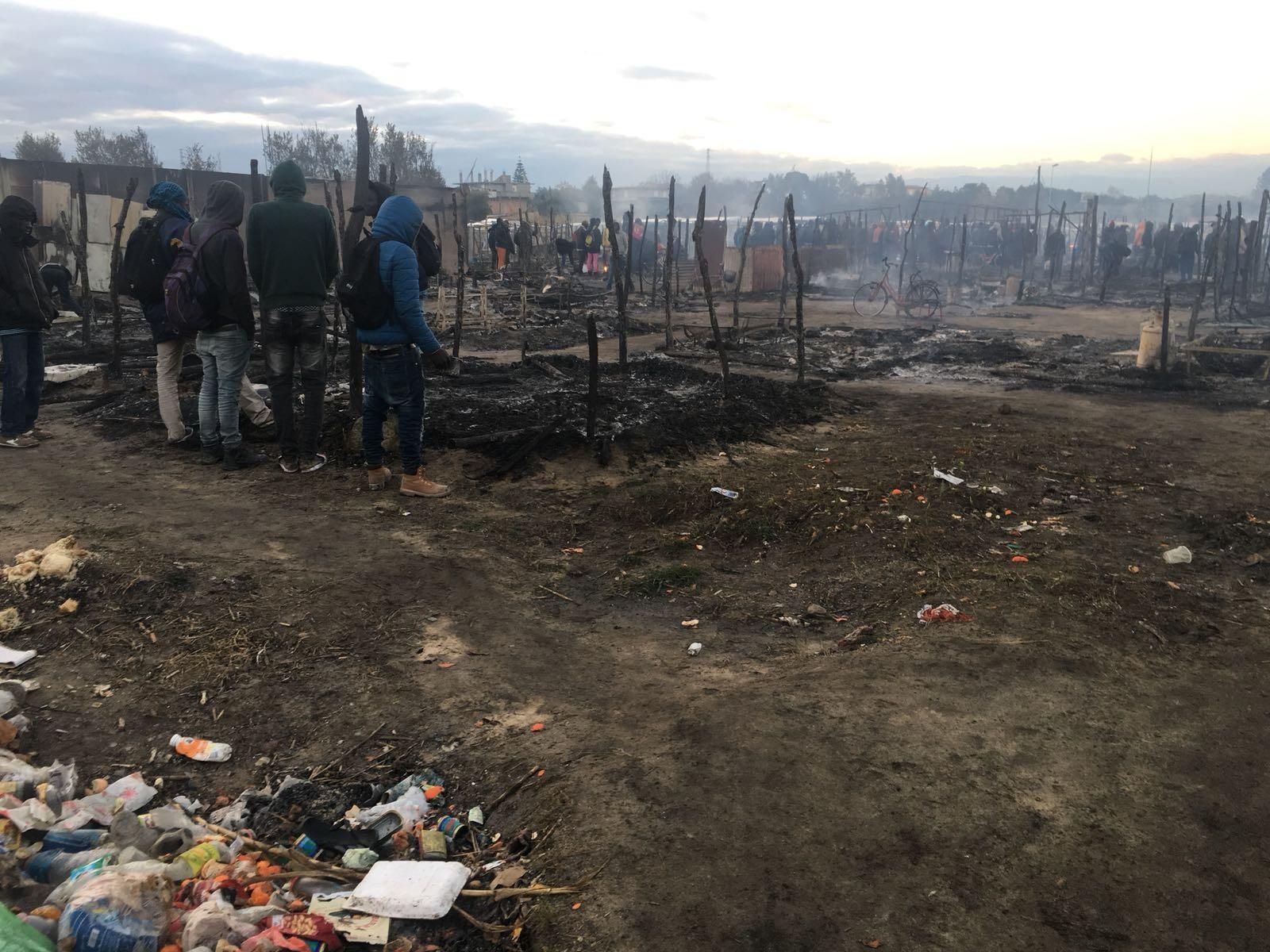 Incendio alla tendopoli, muore una donna di 30 anni