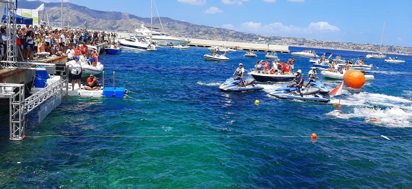 Persone con diabete attraversano a nuoto lo Stretto di Messina