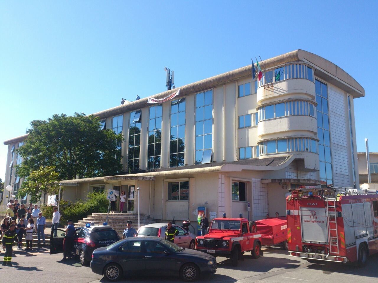 Vibo Valentia, dipendenti della Provincia sul tetto per protestare