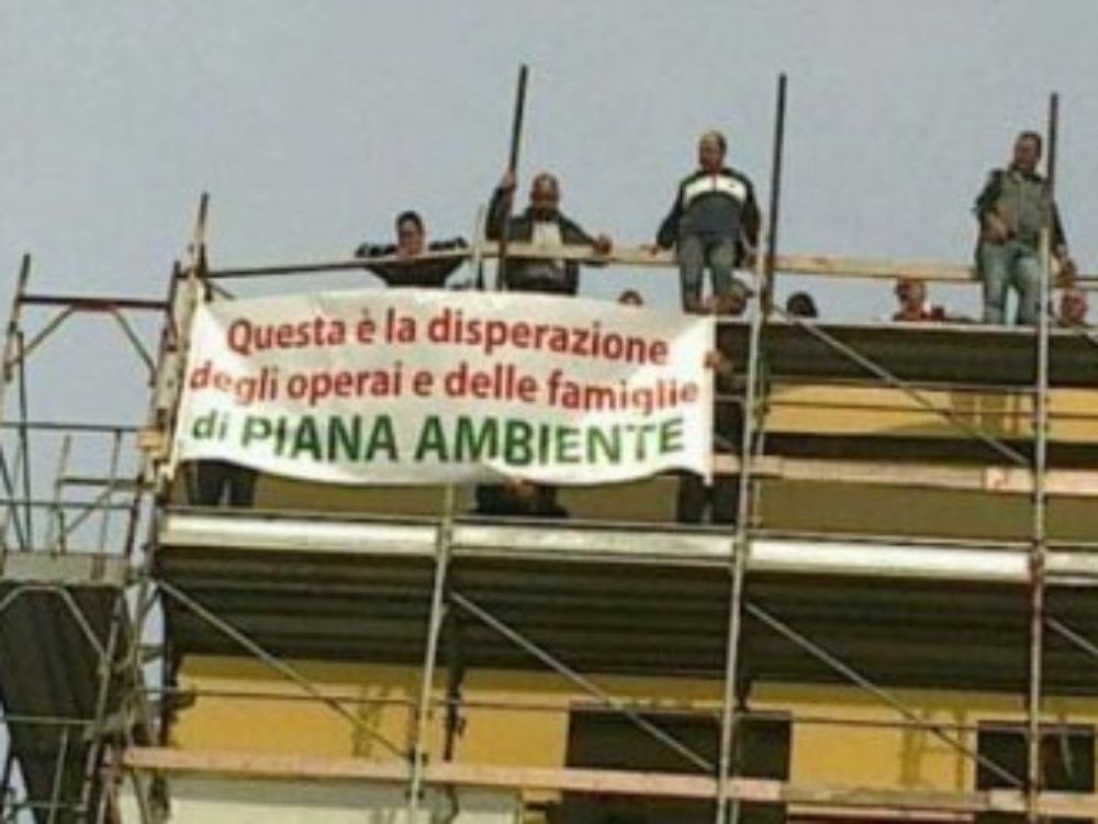 Gli operai "liberano" la A3 e anche il cavalcavia