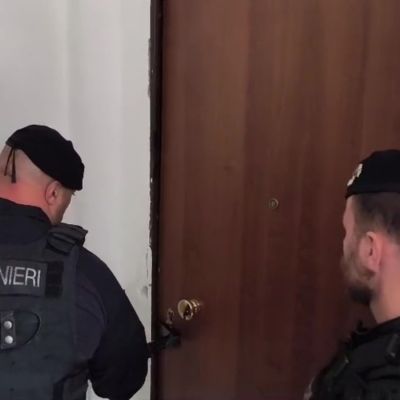 Reggio Calabria, pistola nascosta nella cassetta delle lettere: arrestato con droga e munizioni