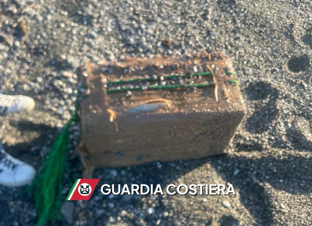 Pacco sospetto sulla spiaggia di Curinga: conteneva 62 chili di hashish – FOTO
