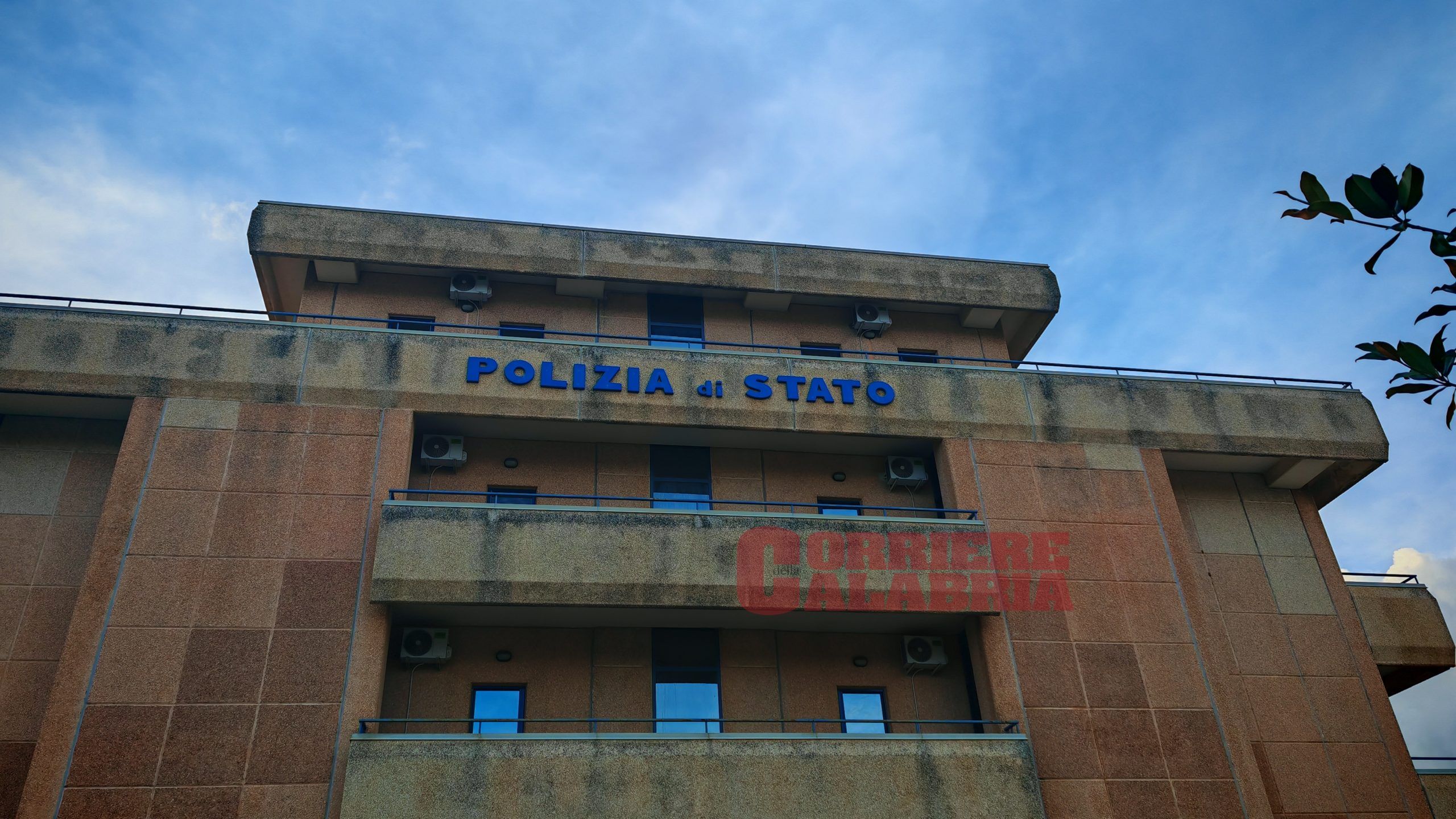 Polizia in prima linea, ma senza garanzie: più mezzi e uomini perché «in Calabria è come essere in guerra»