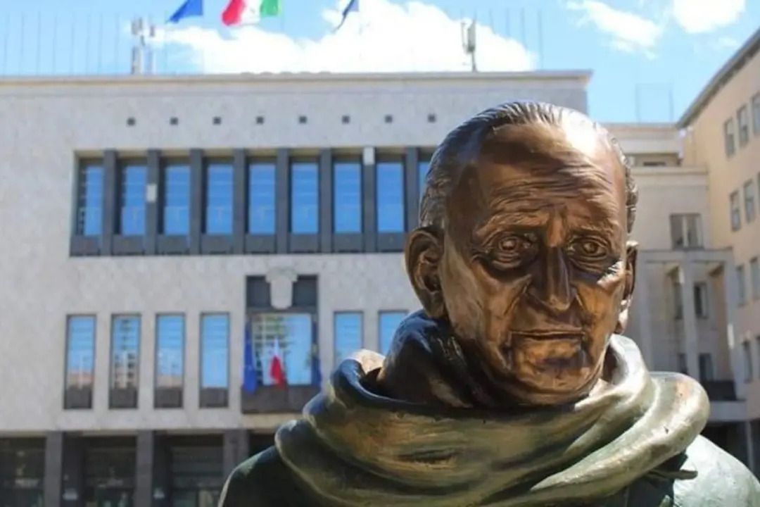 Statua di Giacomo Mancini “sfrattata” da Caruso, Oliverio: «Atto incomprensibile e ingiustificato»