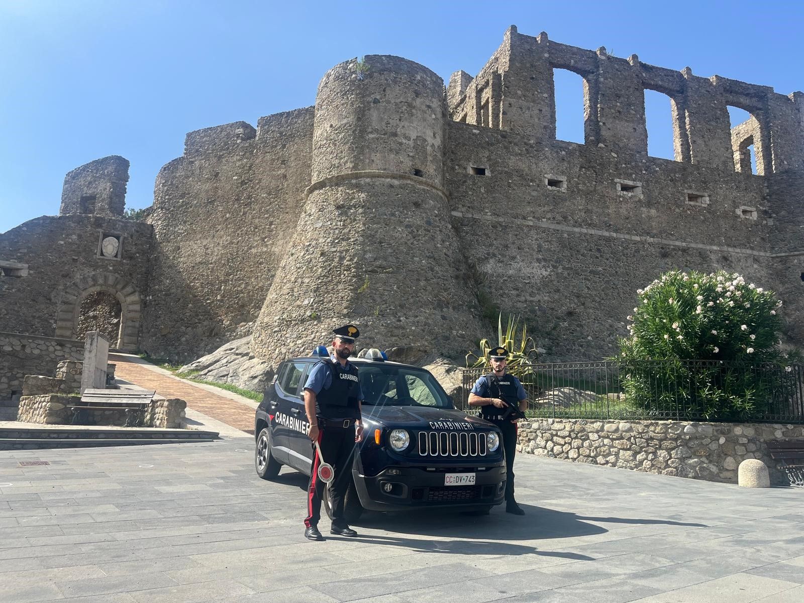 Viola il divieto di comunicare con i familiari e li minaccia sui social, ai domiciliari un uomo