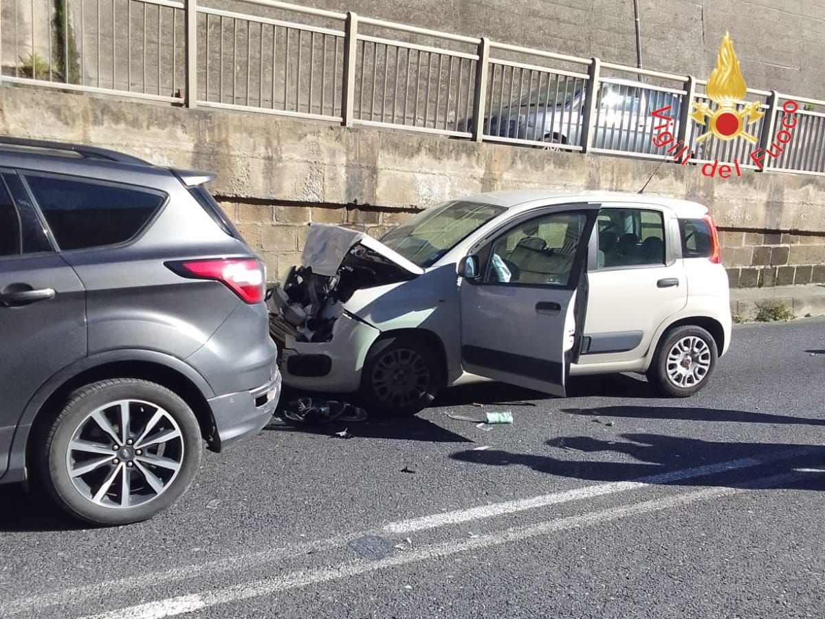 Scontro tra due auto in via Gioacchino da Fiore a Catanzaro, quattro feriti