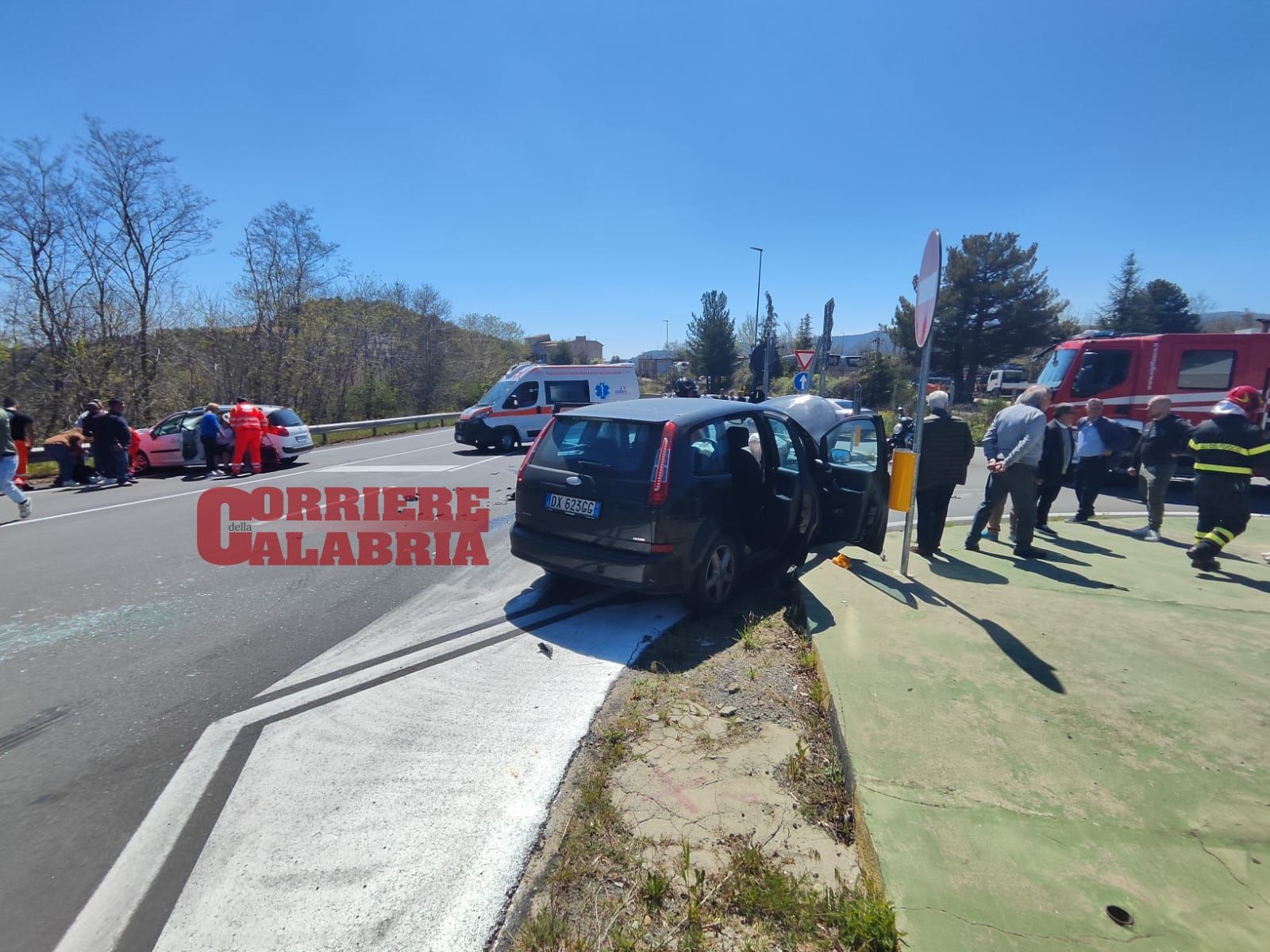 Scontro tra due auto sulla Ss 107 a San Giovanni in Fiore – FOTO