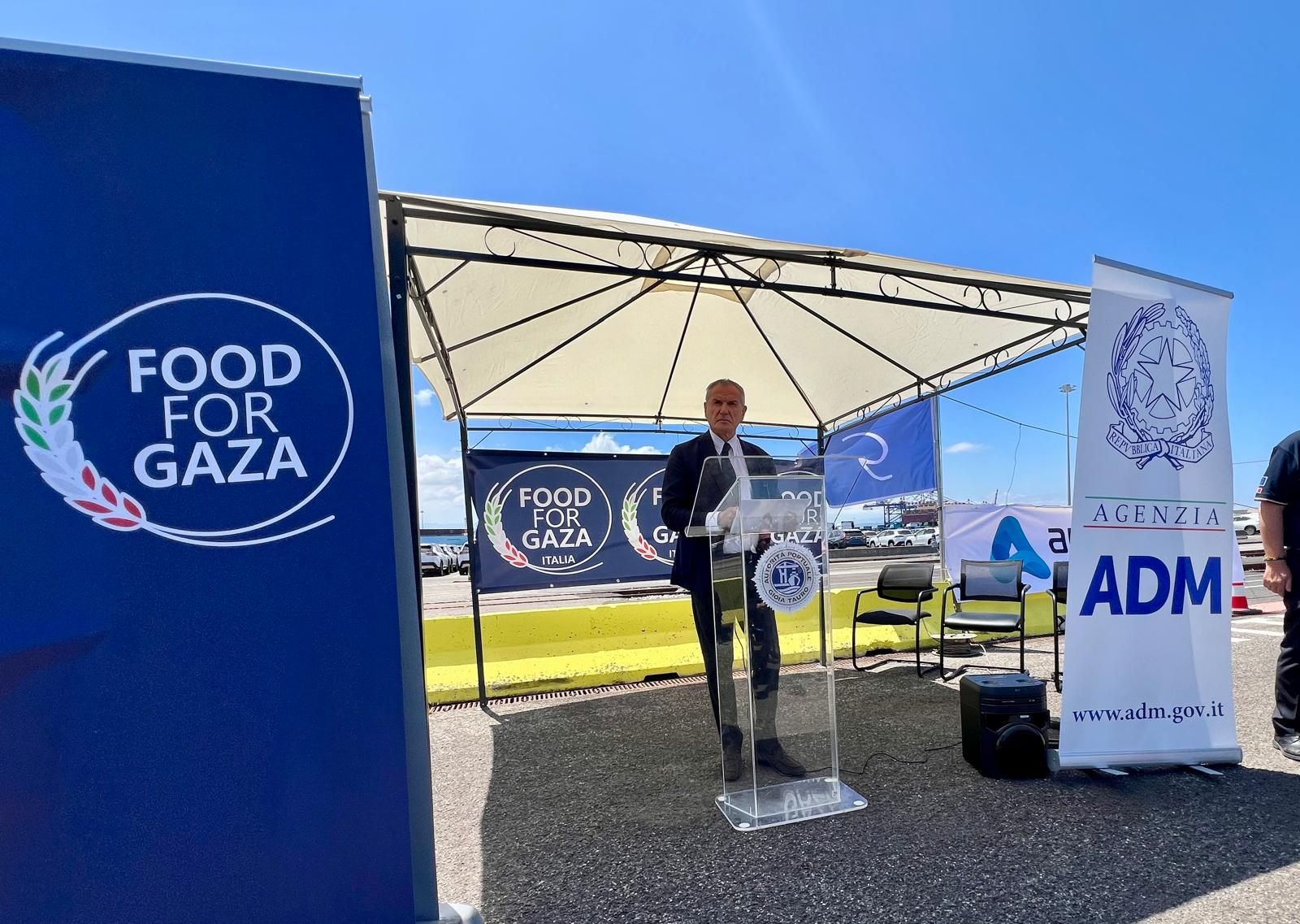“Food for Gaza”, a Gioia Tauro imbarcato lo scanner diretto in Medio Oriente