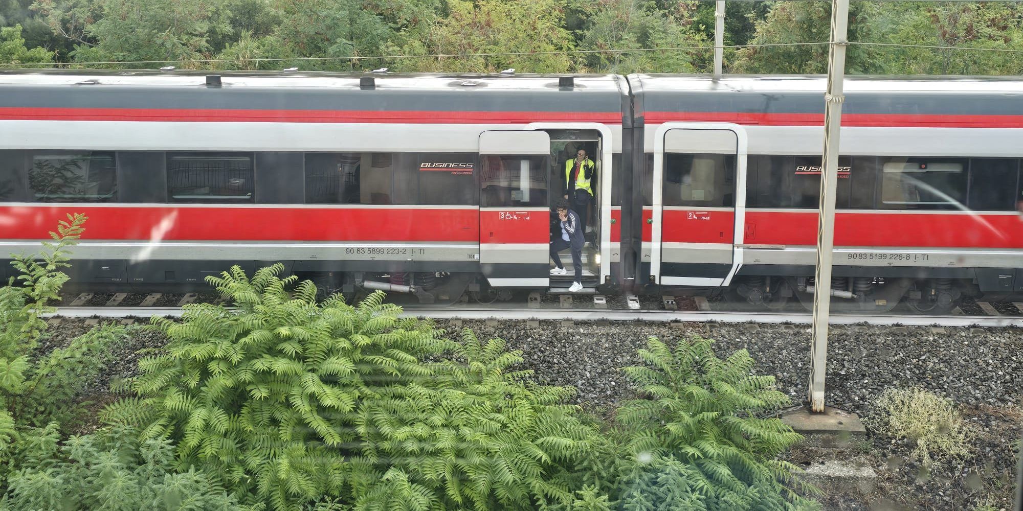Frecciarossa trancia i cavi elettrici a Falerna: treno bloccato da oltre un’ora sui binari e linea Tirrenica nel caos