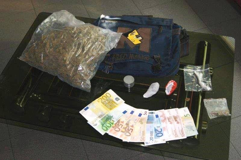 Spaccio di droga, denunciato un minore