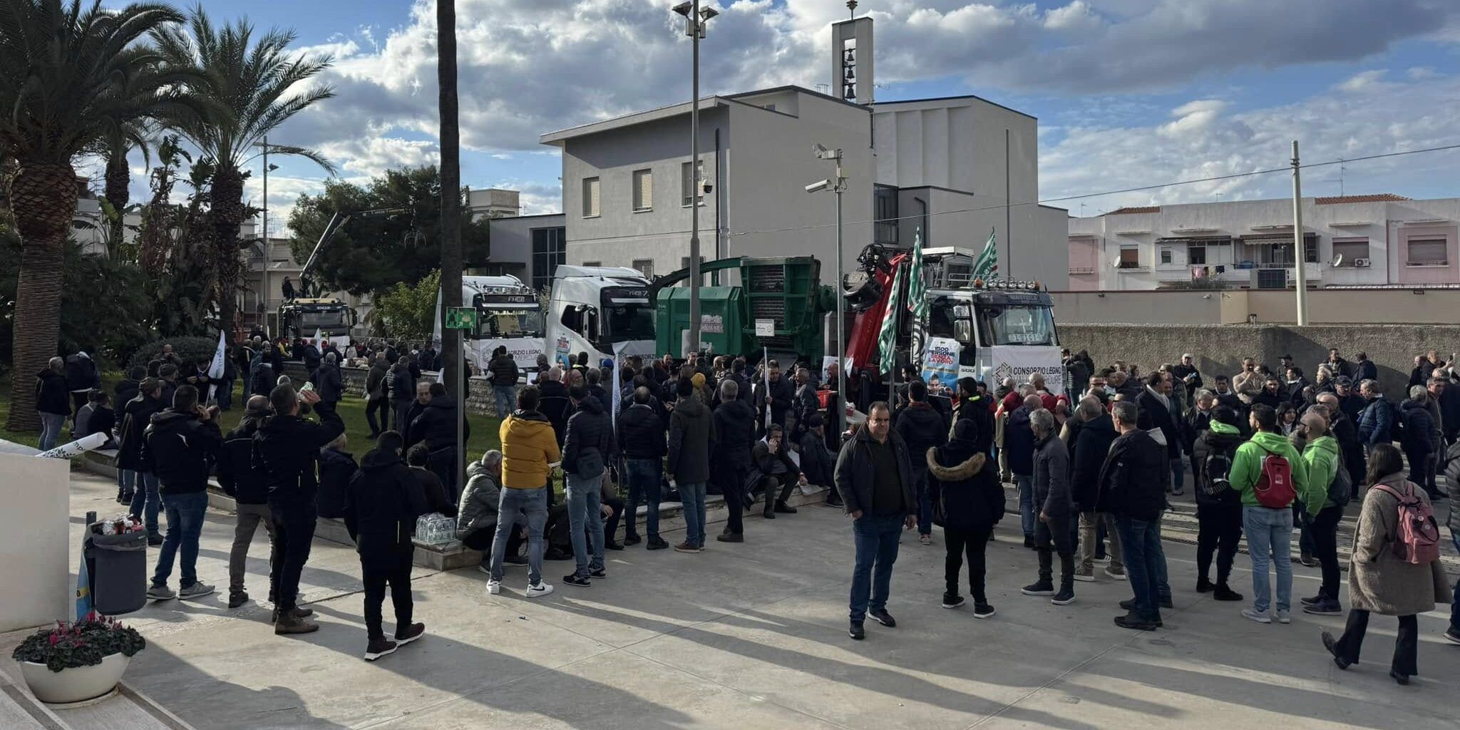 «No alla chiusura della Centrale del Mercure»: sit-in davanti al Consiglio regionale