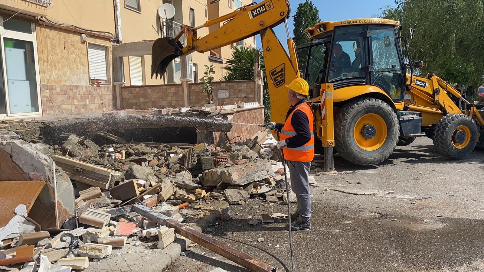 Cassano, proseguono le demolizioni. Papasso: «Ripristiniamo la legalità» – FOTO