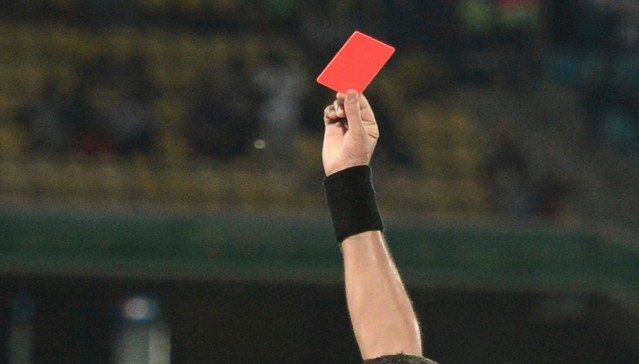 Daspo di due anni per l'allenatore che ha picchiato un arbitro