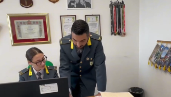 Timbra in Comune e va a lavorare in Svizzera, denunciato