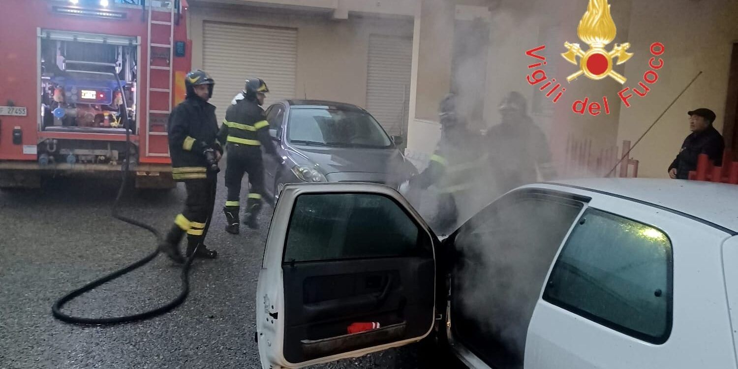 Cirò Marina, intervento dei vigili del fuoco su un’auto in fiamme