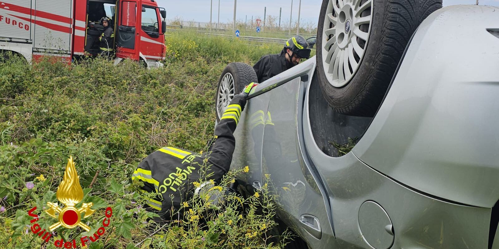 Incidente sulla 106, un’auto finisce fuori strada e si capovolge