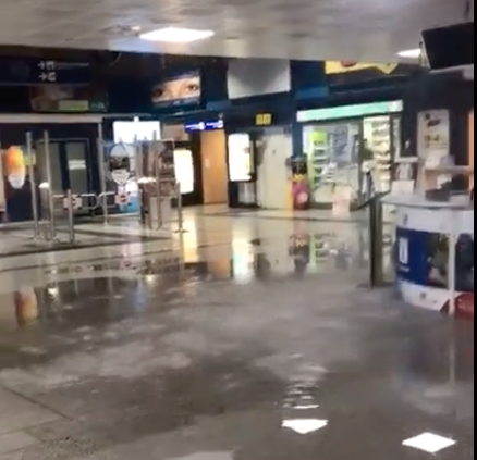 Falla nella rete idrica, "cascata" all'interno dell'Aeroporto di Lamezia – VIDEO
