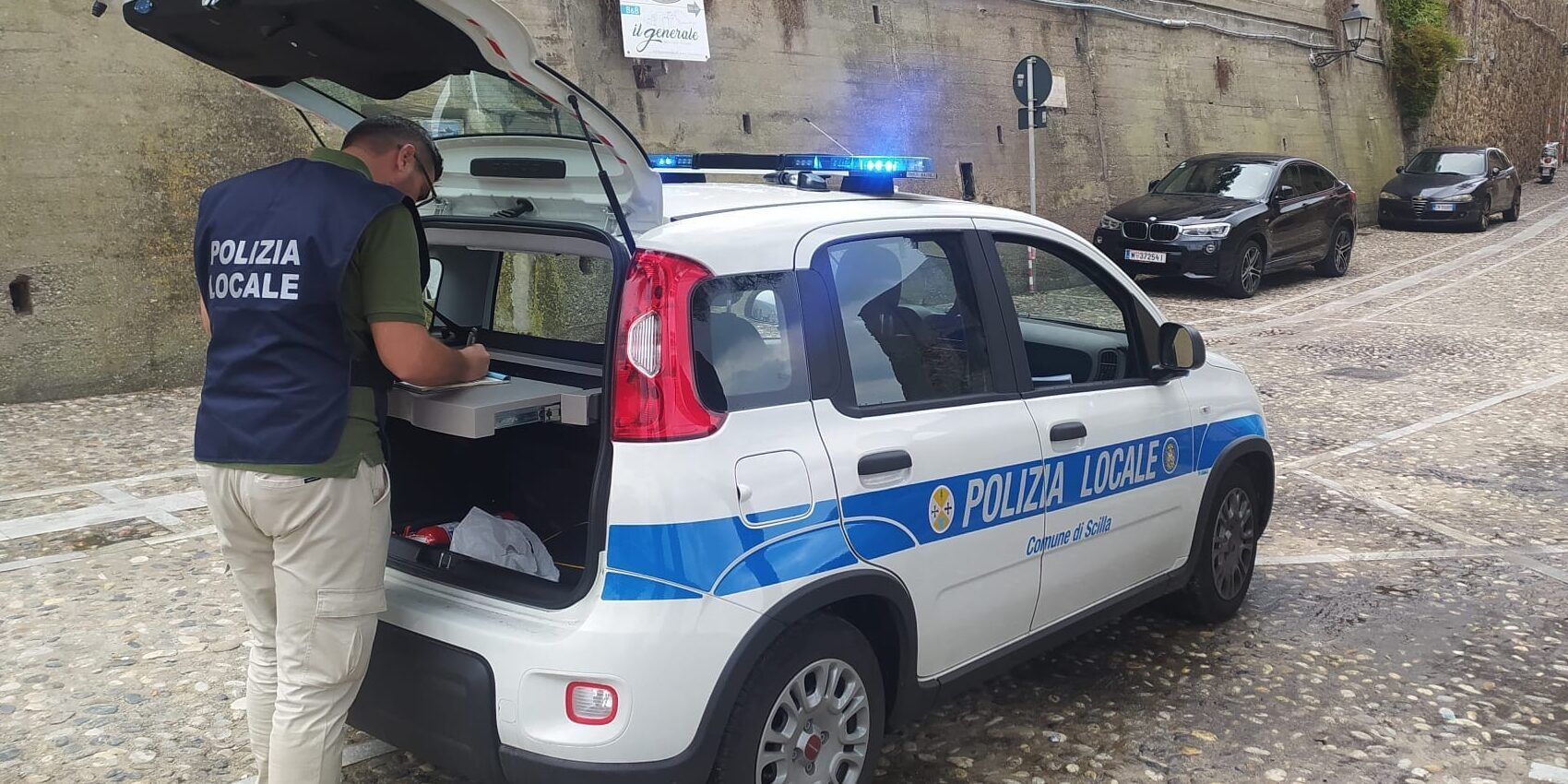 Vigile urbano aggredito a Scilla, preso a calci e spintonato