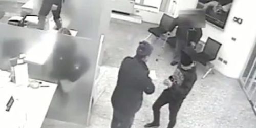 'Ndrangheta:intervista in aula bunker, protestano avvocati Fratello imprenditrice scomparsa a documentario Disney Channel (ANSA) - LAMEZIA TERME, 24 GIU - Fuori programma, stamani, nell'aula bunker a Lamezia Terme, prima dell'inizio dell'udienza del processo Rinascita-Scott, contro le cosche mafiose del Vibonese. Il tutto è nato per la presenza di Vincenzo Chindamo, il fratello di Maria Chindamo, l'imprenditrice di Laureana di Borrello scomparsa nel nulla nel maggio 2016 e per la quale è in corso una indagine per omicidio. L'uomo stava rilasciando, nei pressi dell'area riservata alla stampa, una intervista nell'ambito di un documentario di caratura internazionale che Disney Channel sta realizzando sulla 'ndrangheta e, quindi, anche su "Rinascita Scott". Una presenza, la sua, che ha provocato la reazione dei difensori di alcuni imputati aula che hanno manifestato il loro dissenso in apertura di udienza. Da parte sua, il presidente del collegio giudicante, Brigida Cavasino, ha ribadito che le riprese televisive in aula sono autorizzate salvo la diffusione che potrà avvenire a procedimento concluso. "Mi sento profondamente amareggiato - ha commentato Vincenzo Chindamo - perché l'intervista è stata effettuata ben prima dell'inizio dell'udienza, tra l'altro in un momento in cui in aula c'erano pochissime persone. Tra l'altro, nel processo in questione non è trattata alcuna situazione che riguarda la scomparsa di mia sorella e pertanto fatico realmente a comprendere la motivazione che ha addotto gli avvocati ad avanzare dei rilievi così marcati". Su quanto avvenuto si sono dissociati sia il pm della Dda di Catanzaro, Antonio De Bernardo, che l'avvocato Giovanna Fronte, parte civile. "Ma quanto fanno paura - ha detto quest'ultima - le parti offese? Fanno paura, tanta paura, anche se sono piccoli, magri, minuti, quasi invisibili perché consumati dal dolore e dal peso della domanda di giustizia che si portano sulle spalle. Fanno paura i loro passi, le loro ombre e il loro respiro. Sono parti eventuali nei processi. Senza di loro i processi non iniziano neppure. Dicono che si fanno avanti solo per ottenere i risarcimenti danni ma del danaro non hanno bisogno, anche perché non devono pagare le laute parcelle che richiedono i grossi avvocati. Fanno paura e quando si ha paura si invoca la legge". Il documentario della Disney sarà trasmesso sul suo nuovo canale on demand (Disney+), per la regia di Jacques Charmelot, giornalista francese e marito di Lilli Gruber. La produzione si avvarrà della collaborazione di Kairos Group, una Srl di Lamezia Terme leader del settore. (ANSA).